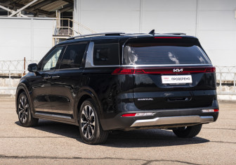 Подержанный автомобиль Kia Carnival 2021 года (8 фото)