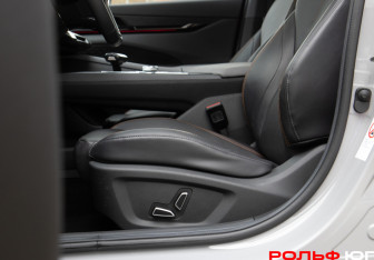 Подержанный автомобиль Changan UNI-V 2023 года (16 фото)