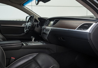 Подержанный автомобиль Genesis G80 2019 года (14 фото)