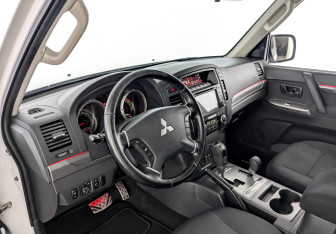 Подержанный автомобиль Mitsubishi Pajero 2014 года (16 фото)