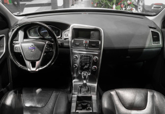 Подержанный автомобиль Volvo XC60 2015 года (9 фото)