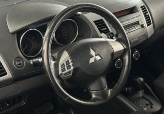 Подержанный автомобиль Mitsubishi Outlander 2011 года (12 фото)