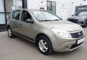 Подержанный автомобиль Renault Sandero 2010 года (3 фото)