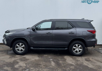Подержанный автомобиль Toyota Fortuner 2018 года (5 фото)