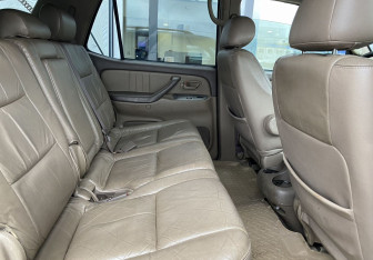 Подержанный автомобиль Toyota Sequoia 2001 года (18 фото)