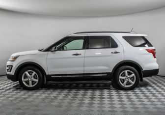Подержанный автомобиль Ford Explorer 2018 года (8 фото)