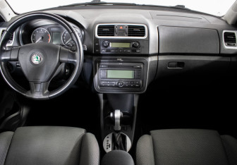 Подержанный автомобиль Skoda Fabia Hatchback 2008 года (11 фото)