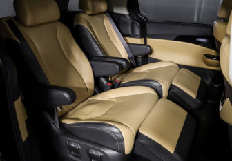 Подержанный автомобиль Kia Carnival 2022 года (17 фото)