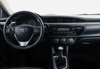Подержанный автомобиль Toyota Corolla Sedan 2013 года (7 фото)