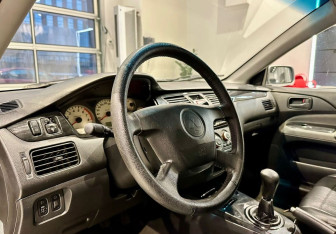 Подержанный автомобиль Mitsubishi Lancer Sedan 2004 года (7 фото)
