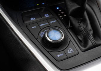 Подержанный автомобиль Toyota RAV4 2021 года (21 фото)