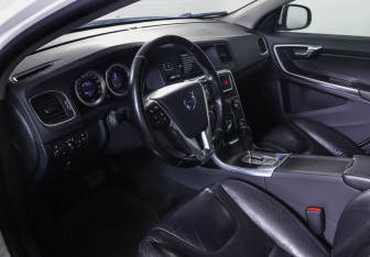 Подержанный автомобиль Volvo S60 2012 года (15 фото)
