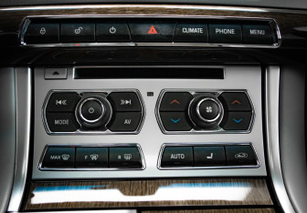 Подержанный автомобиль Jaguar XF Sedan 2011 года (22 фото)