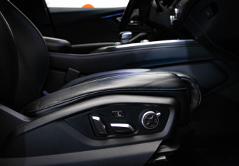 Подержанный автомобиль Audi Q7 2017 года (31 фото)