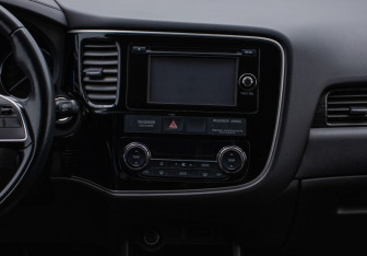 Подержанный автомобиль Mitsubishi Outlander 2016 года (14 фото)