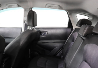 Подержанный автомобиль Nissan Qashqai 2012 года (12 фото)