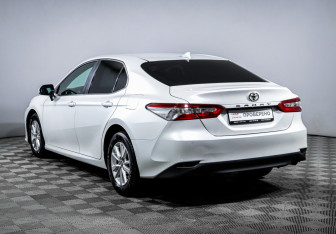 Подержанный автомобиль Toyota Camry Sedan 2020 года (7 фото)