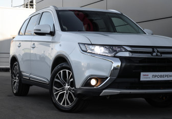 Подержанный автомобиль Mitsubishi Outlander 2018 года (21 фото)
