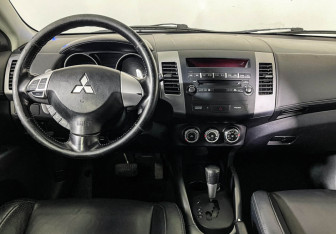 Подержанный автомобиль Mitsubishi Outlander 2009 года (12 фото)