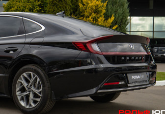 Подержанный автомобиль Hyundai Sonata 2020 года (18 фото)