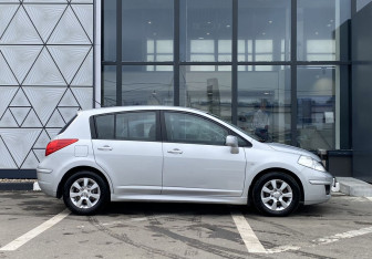 Подержанный автомобиль Nissan Tiida Hatchback 2010 года (4 фото)