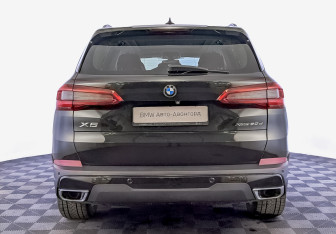 Подержанный автомобиль BMW X5 2018 года (6 фото)
