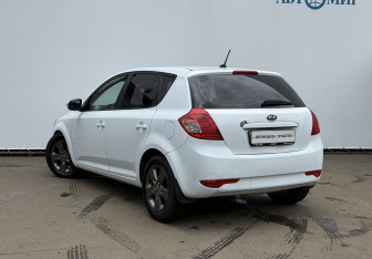 Подержанный автомобиль Kia Ceed Hatchback 2011 года (7 фото)