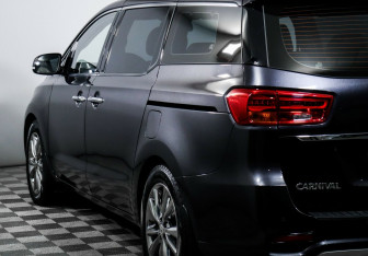 Подержанный автомобиль Kia Carnival 2019 года (5 фото)