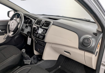 Подержанный автомобиль Renault Logan Sedan 2018 года (11 фото)