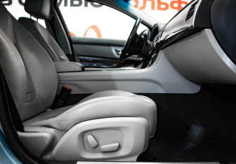 Подержанный автомобиль Jaguar XF Sedan 2011 года (29 фото)
