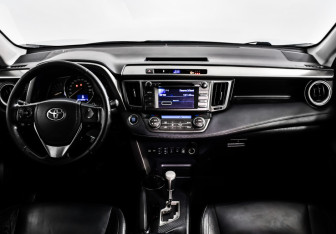 Подержанный автомобиль Toyota RAV4 2013 года (9 фото)