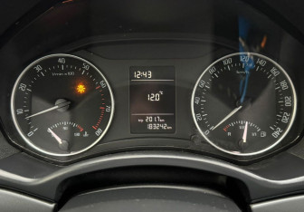 Подержанный автомобиль Skoda Octavia Liftback 2011 года (13 фото)