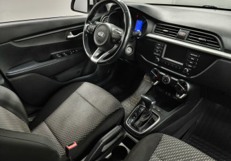 Подержанный автомобиль Kia Rio Sedan 2018 года (11 фото)