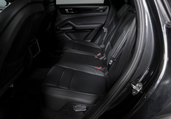 Подержанный автомобиль Porsche Cayenne 2020 года (10 фото)