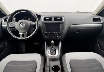 Подержанный автомобиль Volkswagen Jetta Sedan 2012 года (12 фото)