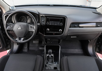 Подержанный автомобиль Mitsubishi Outlander 2021 года (14 фото)