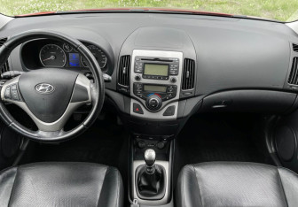 Подержанный автомобиль Hyundai i30 Hatchback 2009 года (12 фото)