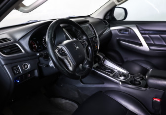 Подержанный автомобиль Mitsubishi Pajero Sport 2018 года (15 фото)