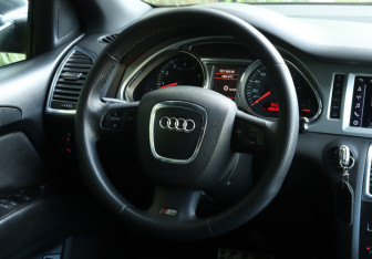 Подержанный автомобиль Audi Q7 2007 года (15 фото)