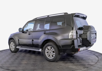 Подержанный автомобиль Mitsubishi Pajero 2015 года (7 фото)