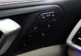 Подержанный автомобиль BMW X7 2021 года (16 фото)