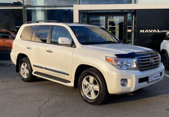 Подержанный автомобиль Toyota Land Cruiser Suv 2013 года (3 фото)