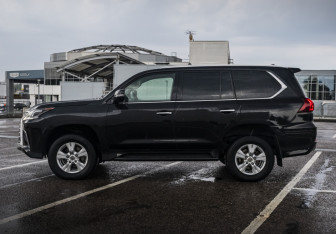 Подержанный автомобиль Lexus LX 2016 года (8 фото)