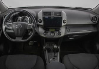 Подержанный автомобиль Toyota RAV4 2010 года (13 фото)