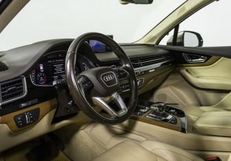 Подержанный автомобиль Audi Q7 2016 года (9 фото)