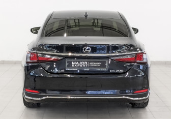 Подержанный автомобиль Lexus ES 2021 года (6 фото)