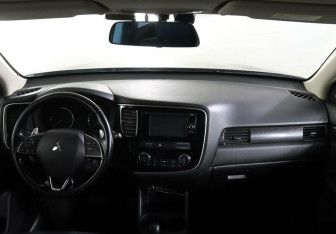 Подержанный автомобиль Mitsubishi Outlander 2016 года (7 фото)