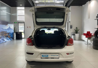 Подержанный автомобиль Chevrolet Cruze Hatchback 2013 года (7 фото)