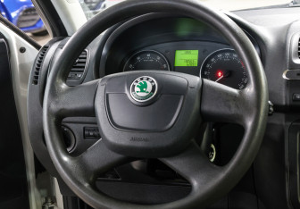 Подержанный автомобиль Skoda Fabia Hatchback 2011 года (17 фото)