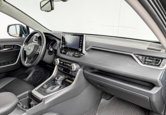 Подержанный автомобиль Toyota RAV4 2020 года (11 фото)